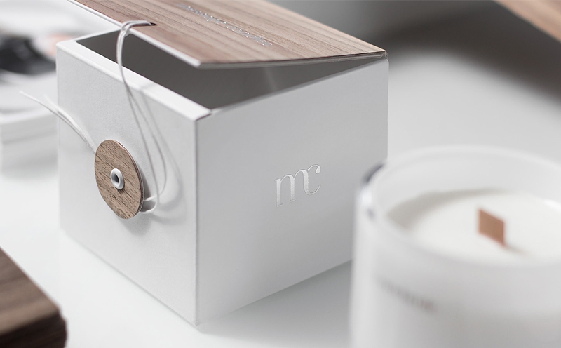 蠟燭包裝設計靈感來源于木芯，天然的紋理與純白色的搭配