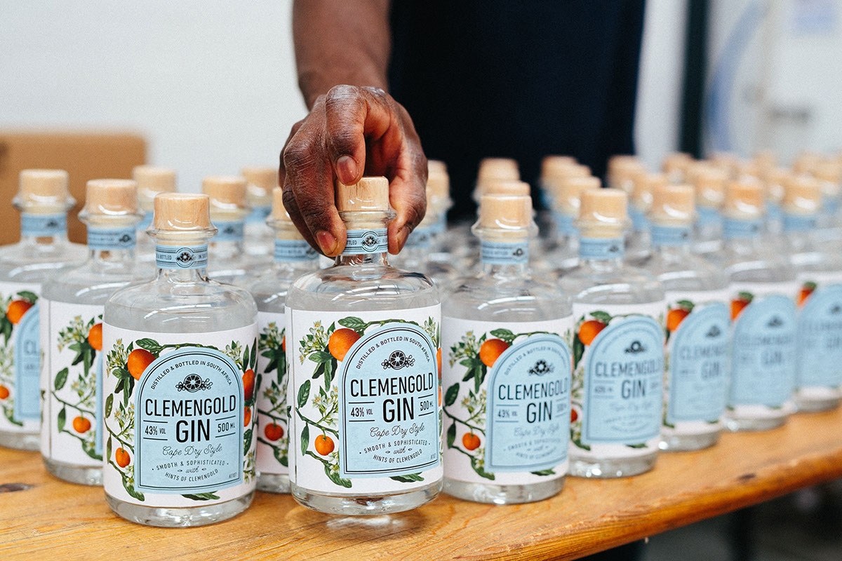 經(jīng)典海角干燥風(fēng)格，淡淡的柑橘味白酒包裝設(shè)計