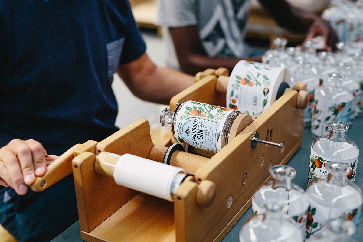 經(jīng)典海角干燥風(fēng)格，淡淡的柑橘味白酒包裝設(shè)計