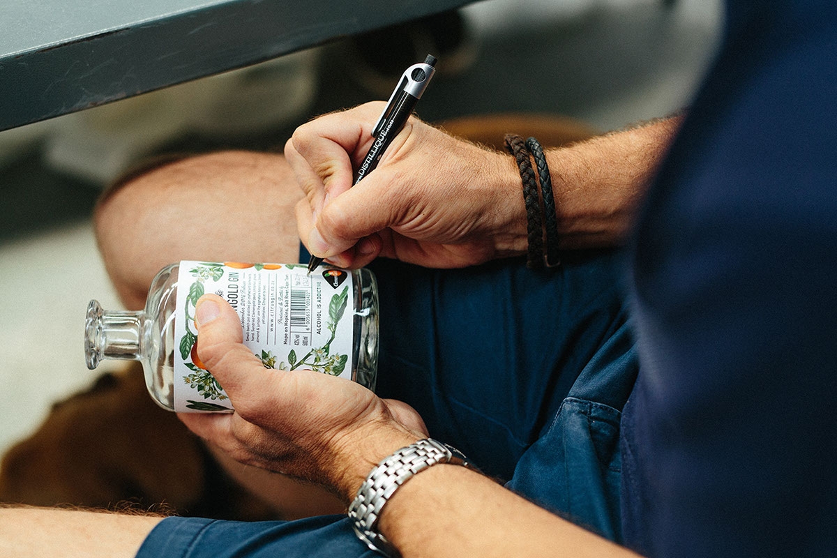 經(jīng)典海角干燥風(fēng)格，淡淡的柑橘味白酒包裝設(shè)計